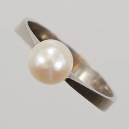 Ring med pärla stl:18 ½, bredd 7-4mm, City Guld Ab Sune Karlsson år 1975, 18K Vikt: 3,4 g