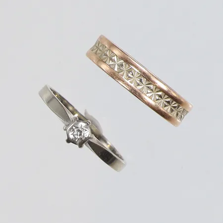 2st Ringar delvis gravyr samt diamant 1xca0,02ct, slitage 18K Vikt: 5,5 g