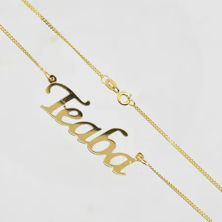 Collier med integrerat namnhänge, längd 54cm, länkens bredd 1mm, 21K. Vikt: 7,2 g