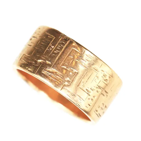 Ring mönstrad, stl:17 ¾, bredd 10,3mm, gravyr, Håkanssons guld Karlstad, 18K. Vikt: 12,2 g