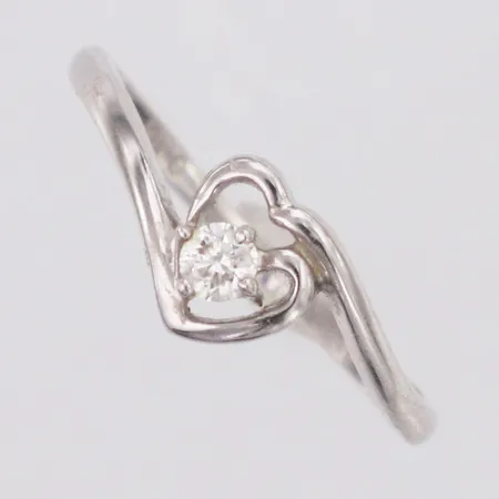Ring diamant 0,10ct enligt gravyr stl:16½, bredd 1,6-6,9mm, vitguld, 18K  Vikt: 1,5 g
