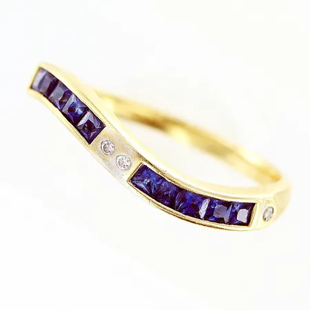 Ring diamanter 4 x ca 0,005ct blå stenar stl:18 bredd 2-2,5mm 18K Vikt: 2,6 g