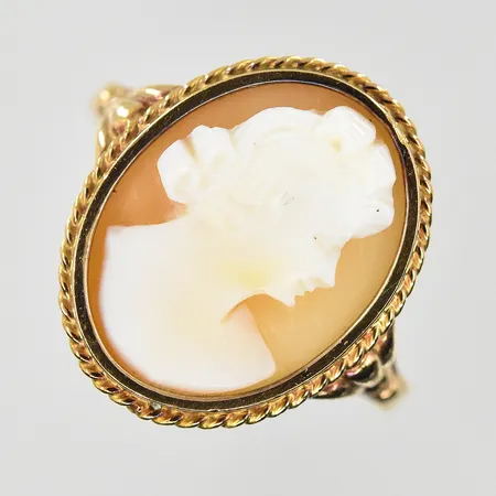 Ring med Kamé stl:18¾, bredd 2-18mm, något ojämn skena, 18K. Vikt: 3,4 g