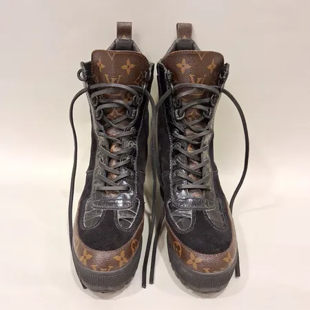 Boots Louis Vuitton Laureate Desert Boot stl: 37½, modell-nr: MA0168, kalvskinn i mocka samt monogram canvas, bruksslitage , kvittokopia, inga andra tillbehör 