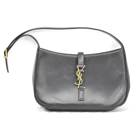 Väska Saint Laurent Hobo Bag, svart kalvskinn, bredd ca 23cm, höjd ca 15cm, djup ca 6cm, numrerad PLB657228.0922, bruksslitage, made in italy, inga tillbehör.