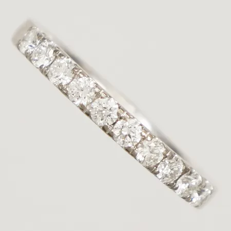 Ring med diamanter 10xca0,04ct, stl 17½, bredd 2,5mm gravyr vitguld 18K Vikt: 4,4 g