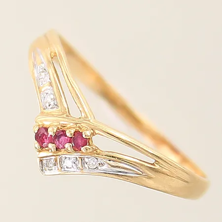Ring med rubiner samt diamanter 5 x ca 0,005ct GFAB stl:18½ bredd 2-8mm, något skev skena, 18K Vikt: 1,6 g