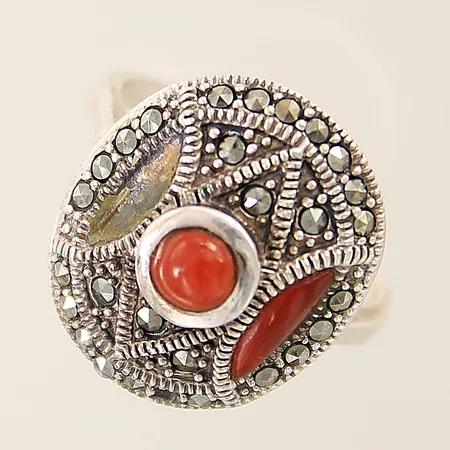 Ring med orange sten samt markasiter stl:18¼ bredd 2,7-19mm, en orange sten samt en markasit saknas silver 925/1000  Vikt: 6,2 g