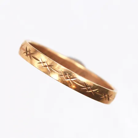 Ring mönstrad, stl:19, bredd 2,6mm, gravyr, 18K. Vikt: 2,5 g