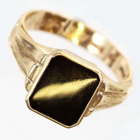Klackring med svart sten stl:21¾ bredd 12mm gravyr 18K Vikt: 7,2 g