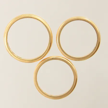 3 Ringar släta stl:16¼/18¼ bredd 2,5-2,9mm gravyrer 20K Vikt: 11,6 g
