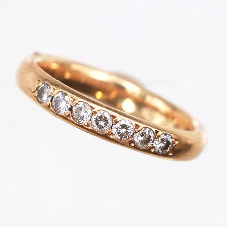 Ring med diamanter, 7x0,025ct, stl:18, bredd 3,5mm, 18K. Vikt: 4,6 g