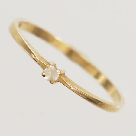 Ring med vit sten stl: 17½ bredd: ca 2mm, 18K  Vikt: 1 g
