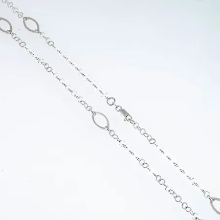 Lång kedja i silver. Längd 79 cm. Bredd 4,2 - 8,6 mm. Guldfynd. Vikt 13,5g 925/1000.