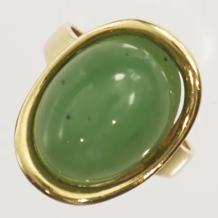Ring med cabochonslipad jadeit stl:16¾ bredd 2,8mm 18K Vikt: 8 g