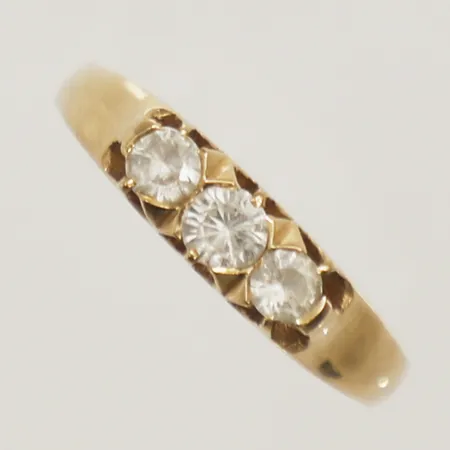 Ring med vita stenar stl:15¾ bredd 1,8mm 18K Vikt: 1,5 g