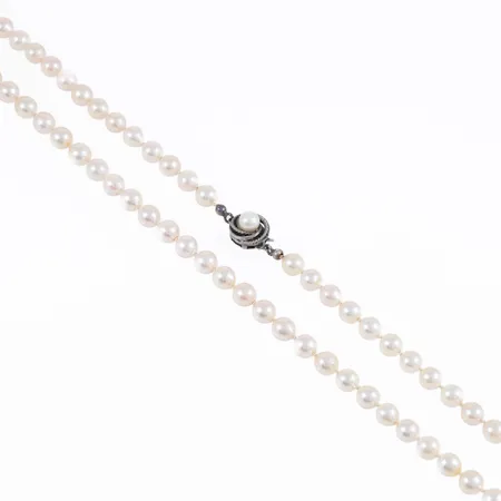 Pärlcollier 91st odlade saltvattenpärlor (creme/aprikos) Ø6-6,5mm, längd 72cm, silverlås Ø 11mm 925/1000 med odlad pärla.