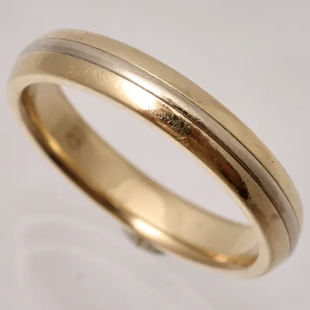 Ring stl:18, bredd ca 4mm, defekt gravyr, 18K, 5,1g.