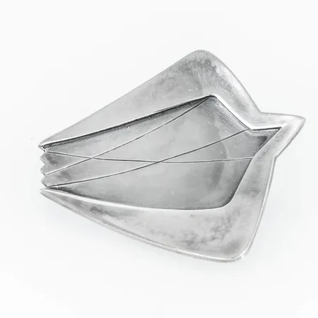 Brosch 52x46mm stämplad D9 (1954), MIC (A. Michelsen Aktiebolag, Stockholm), 925S, S, kattfot, Sterling Sweden, Haglund. Nål i metall. Silver 925/1000 18,5g. 