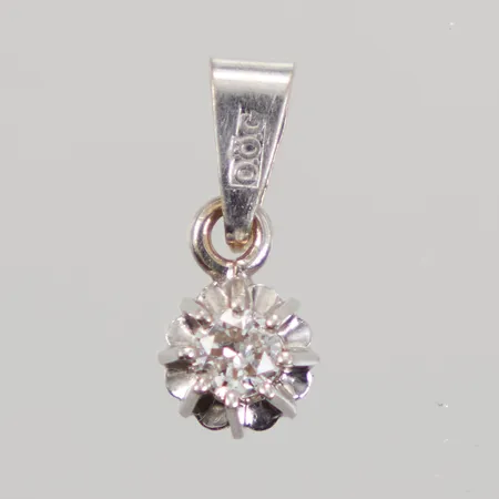 Hänge med briljantslipad diamant ca 0,08ct längd 11mm, bredd 2,4-5mm vitguld 18K Vikt: 0,4 g