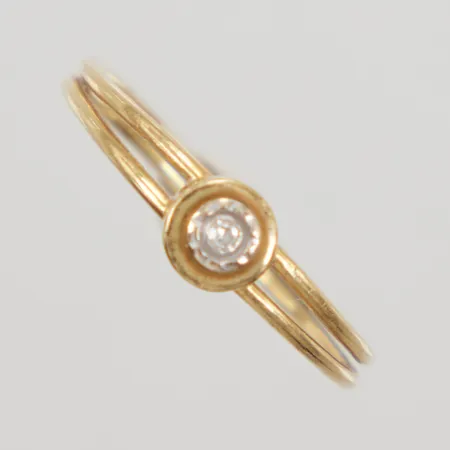 Ring med diamant 1 x 0,001ct, Ø16¾, bredd 5mm, 18K Vikt: 1,5 g