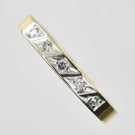 Ring med vita stenar stl:17¼, bredd 3mm, gravyr, gulguld/vitguld, 18K. Vikt: 2,9 g