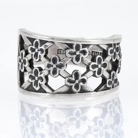 Ring i silver tillverkad av ett kaffeskedskaft Prinsess. Stl:19¼ öppen. Bredd 6 - 14,4 mm. 830/1000 Vikt 7,9g Vikt: 7,9 g