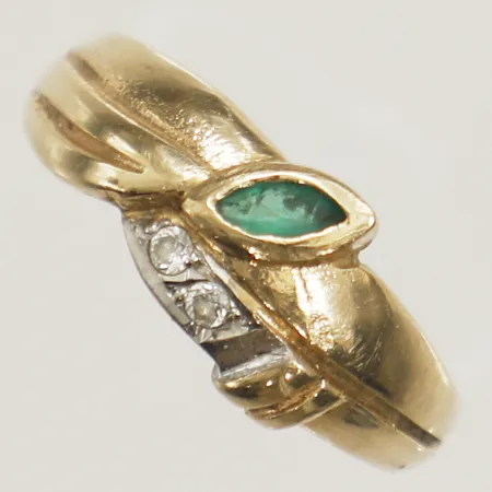 Ring med grön och vita stenar stl:18 bredd 2,6mm 14K Vikt: 3,2 g