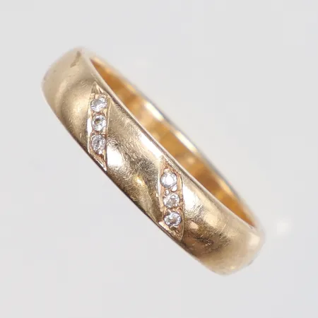 Ring med vita stenar stl:19¼ bredd 5mm BSG (Borgings Guld & Silver) Göteborg 18K Vikt: 7 g
