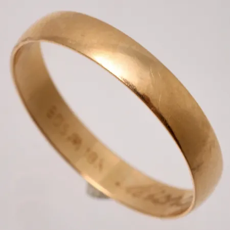 Ring stl.18½ bredd 3,5mm, defekt gravyr, 18K guld, 2g.