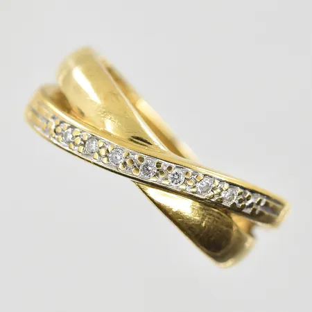 Ring med diamanter 7x0,01ct stl:17¾, bredd 3-7mm, 18K. Vikt: 4,7 g