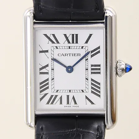 Herrur Cartier Tank Must SolarBeat stål quartz 33,7x25,5mm ref-nr:WSTA0138 serie-nr:4563175101FY, safirglas, krona med syntetisk spinell, läderband, något repig boett, kvitto från Cartier Smålandsgatan 10, box, ytterkartong, inga övriga tillbehör