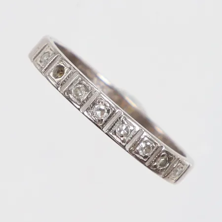Ring i vitguld med diamanter 7xca0,01ct (en sten saknas) 18K Vikt: 2,7 g