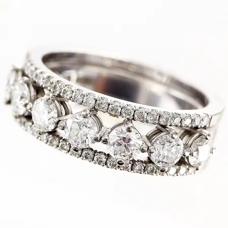 Ring diamanter 7 x ca 0,20ct 42x ca 0,01ct stl:19½ bredd 7mm PCHFB Production AB Bergkvara vitguld 18K  Vikt: 12,5 g