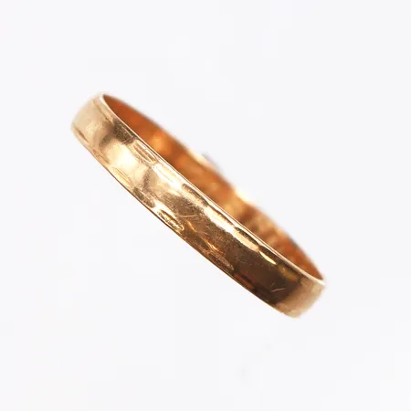 Ring slät, stl:18, bredd 3,2mm, gravyr, något skev skena, 18K. Vikt: 1,8 g