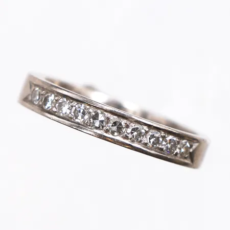 Alliansring med diamanter, stl:14, 10x0,025ct, bredd 3,4mm, vitguld, gravyr, 18K.  Vikt: 4,2 g