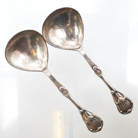 2 Skedar, längd 19,5cm, 830/1000 silver. Vikt: 122,7 g