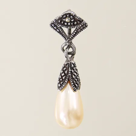 Hänge med odlad pärla samt markasit 25x7,3mm silver 925/1000 Vikt: 1,4 g