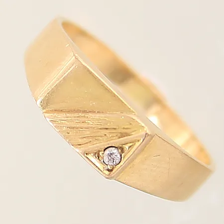 Ring med dekor samt vit sten stl:17 bredd:2-5mm 18K  Vikt: 4,1 g