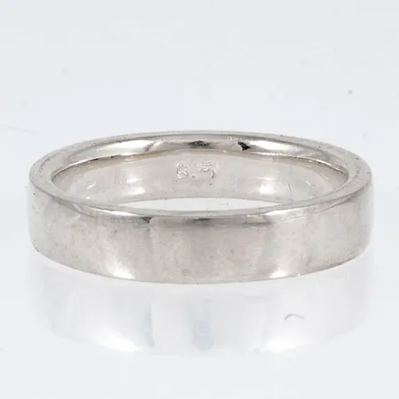 Slät ring i silver. Stl:16. Bredd 4 mm. Vikt 3,6g 925/1000.