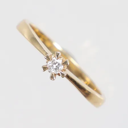 Ring med diamant 1x0,08ct, stl: 18, bredd 3-5mm, 18K Vikt: 3,2 g