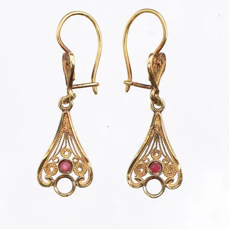 Örhängen med rosa sten, längd 27-35mm, bredd 3,2-10mm, 14K. Vikt: 3 g