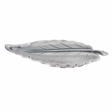 Brosch löv 59x19,5mm, gravyr, silver 835/1000 3,3g. 