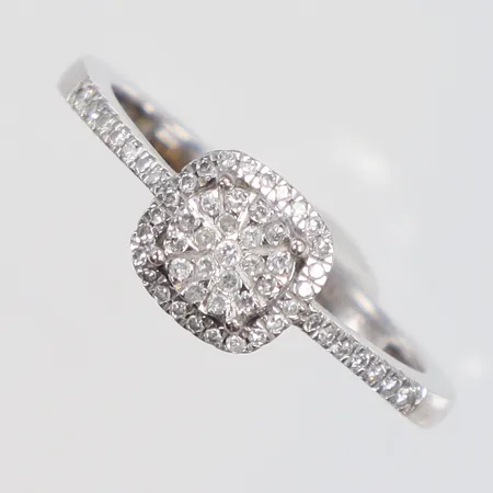 Ring i vitguld med diamanter 57xca0,005-0,01ct stl:18½ GHA 18K Vikt: 3,7 g