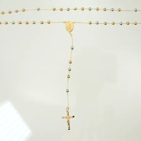 Halsband med kulor i tre olika färger, 60cm runt halsen + 13cm med krucifix, bredd 4mm och krucifix bredd 16mm, en kula defekt, 18K 11,4g totalt.