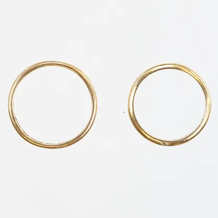 2 ringar med gravyr stl:19 - 21¾ 18K Vikt: 5 g