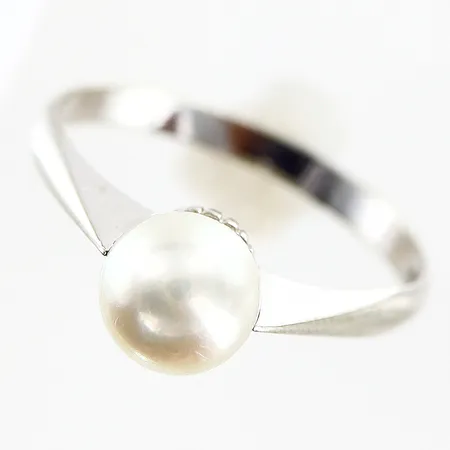 Ring odlad saltvattenpärla stl:17¾ bredd 2-6,5mm 18K Vikt: 2,4 g