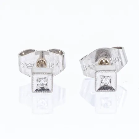 Örhängen i vitguld 18K med diamanter 2 x ca 0,005ct. 3 x 3 mm. Vikt 1,2g.