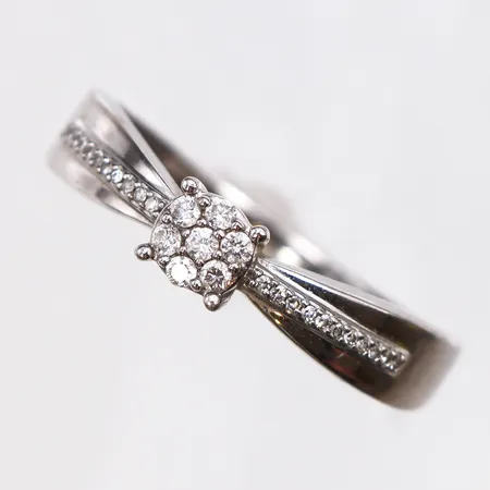 Ring med diamanter, 22x0,01ct, 7x0,02ct, stl:23, bredd 3,5mm, vitguld, 18K. Vikt: 3,1 g