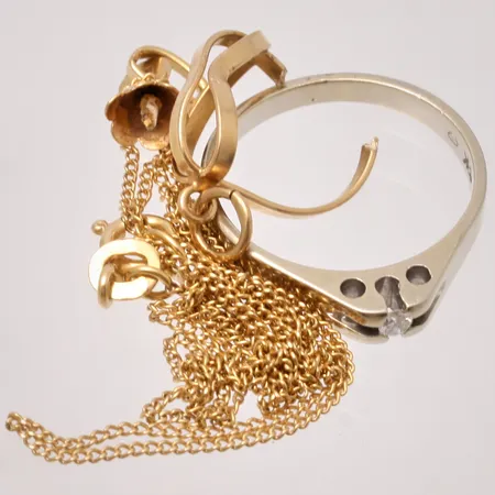Diverse defekt guld, 18K, vikt 4,55g.